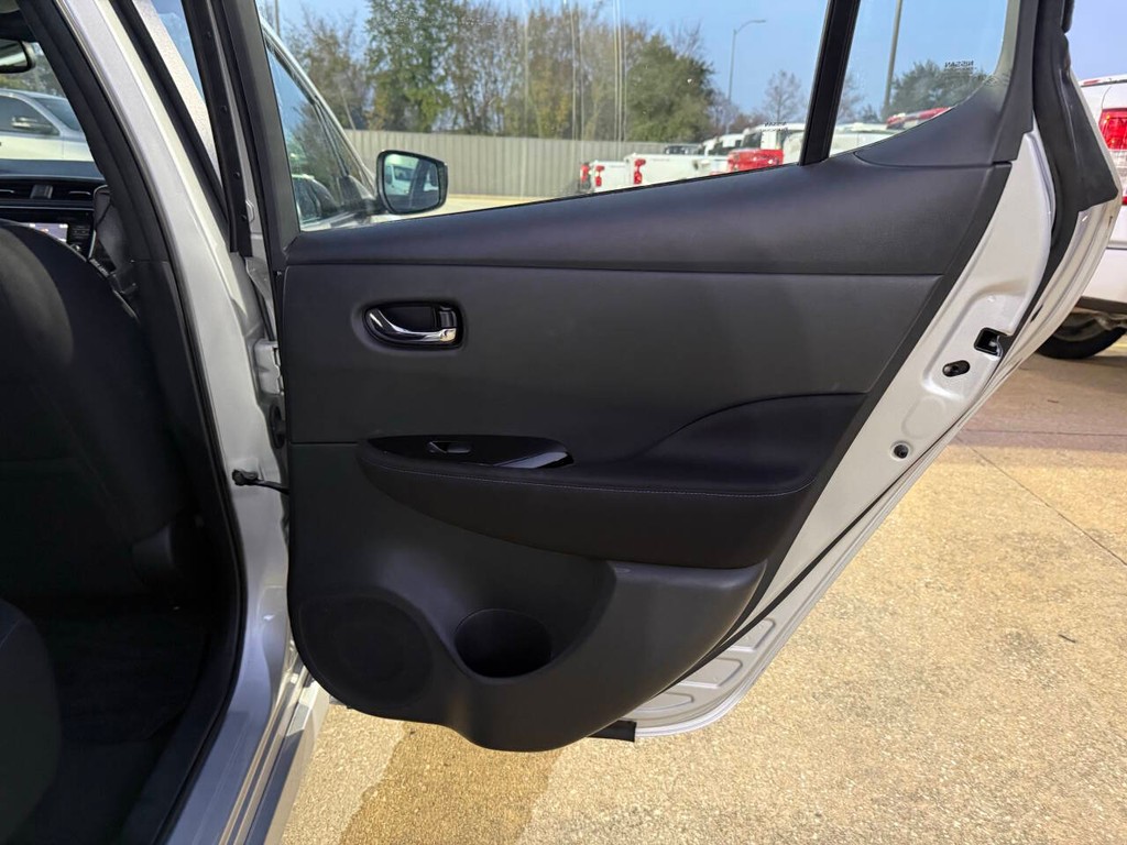 Nissan LEAF Vehicle Full-screen Gallery Image 16