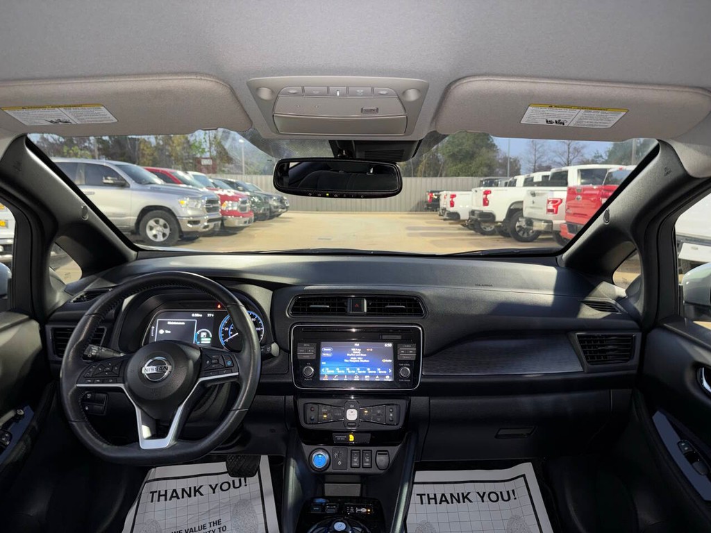 Nissan LEAF Vehicle Full-screen Gallery Image 17