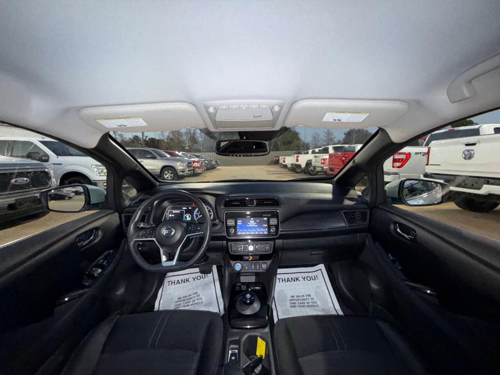 Nissan LEAF Vehicle Full-screen Gallery Image 18