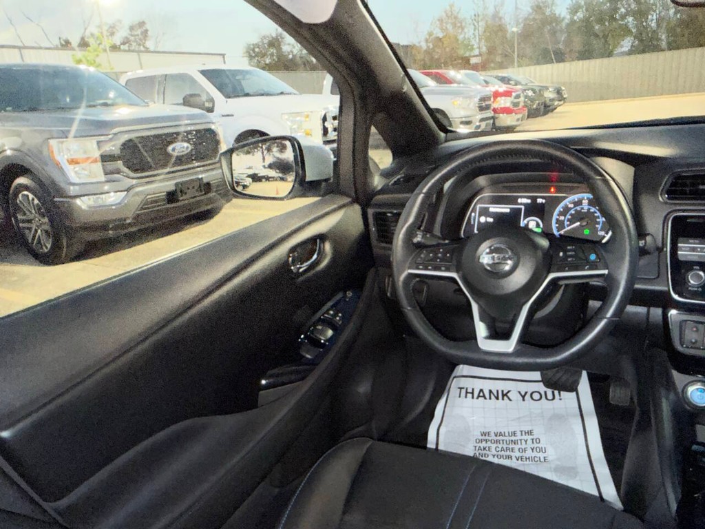 Nissan LEAF Vehicle Full-screen Gallery Image 19