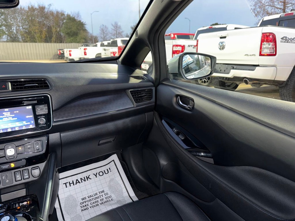 Nissan LEAF Vehicle Full-screen Gallery Image 20