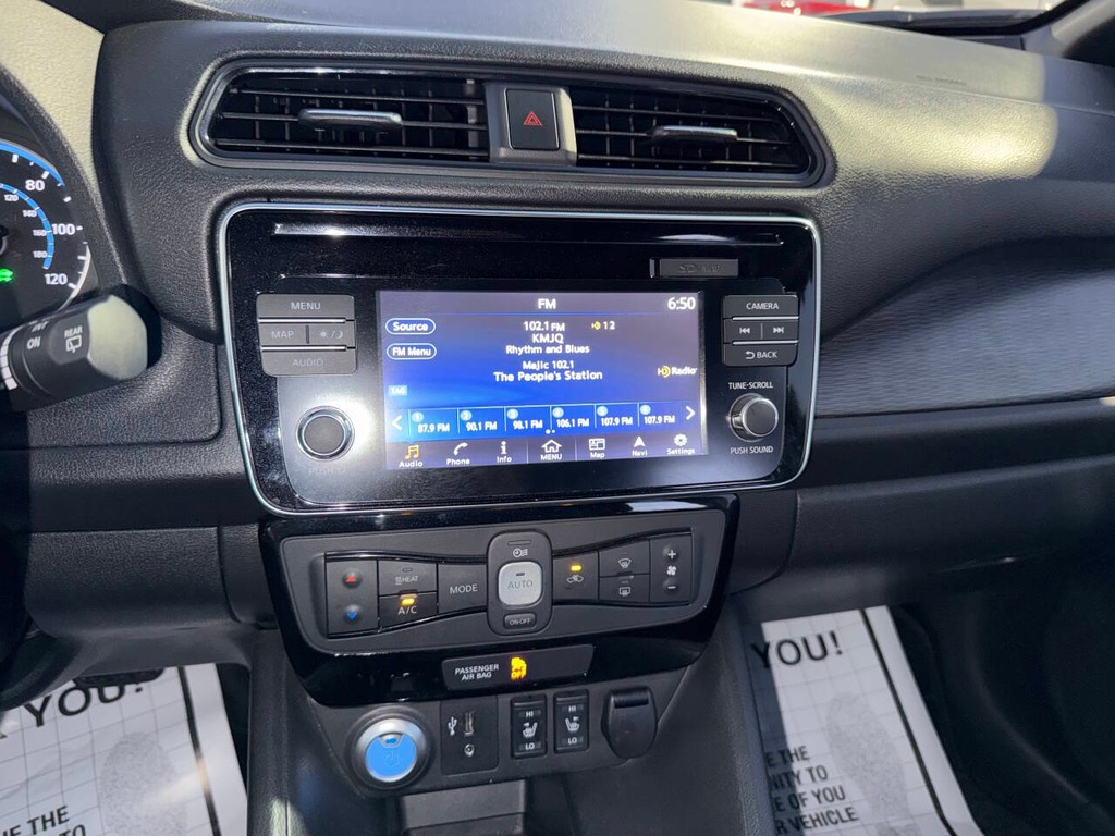 Nissan LEAF Vehicle Full-screen Gallery Image 24