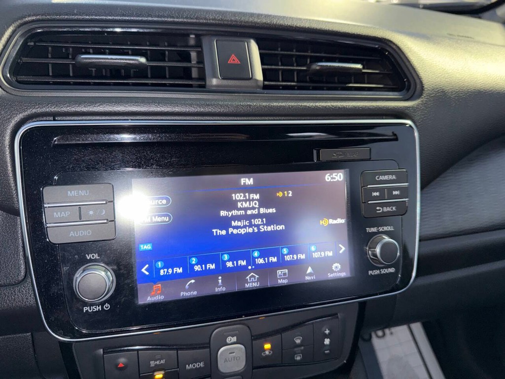 Nissan LEAF Vehicle Full-screen Gallery Image 25