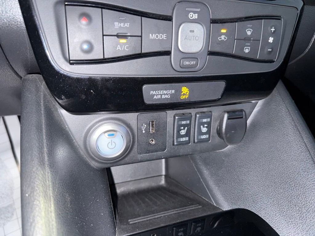 Nissan LEAF Vehicle Full-screen Gallery Image 28