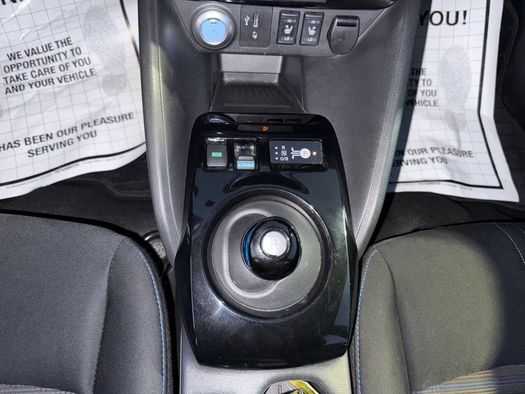 Nissan LEAF Vehicle Full-screen Gallery Image 29