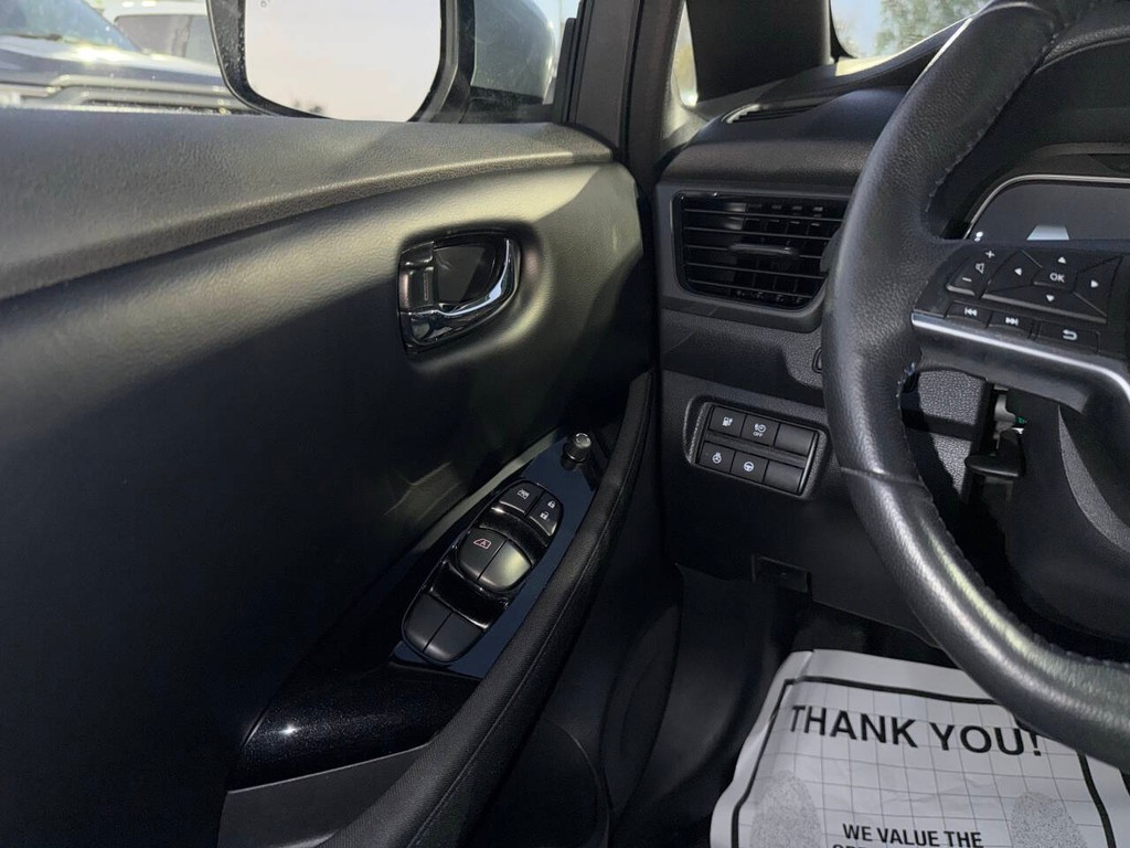 Nissan LEAF Vehicle Full-screen Gallery Image 30