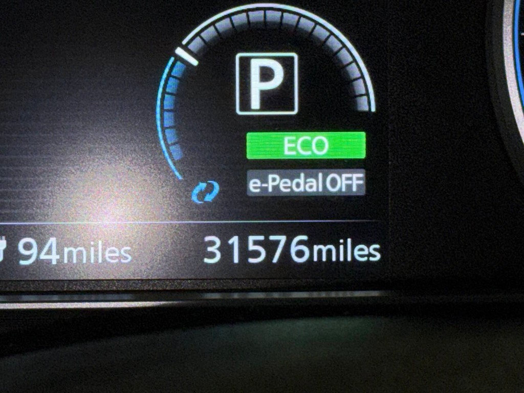 Nissan LEAF Vehicle Full-screen Gallery Image 33