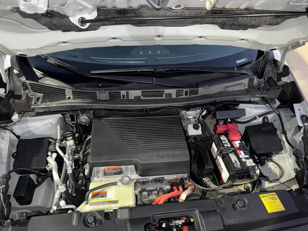 Nissan LEAF Vehicle Full-screen Gallery Image 34