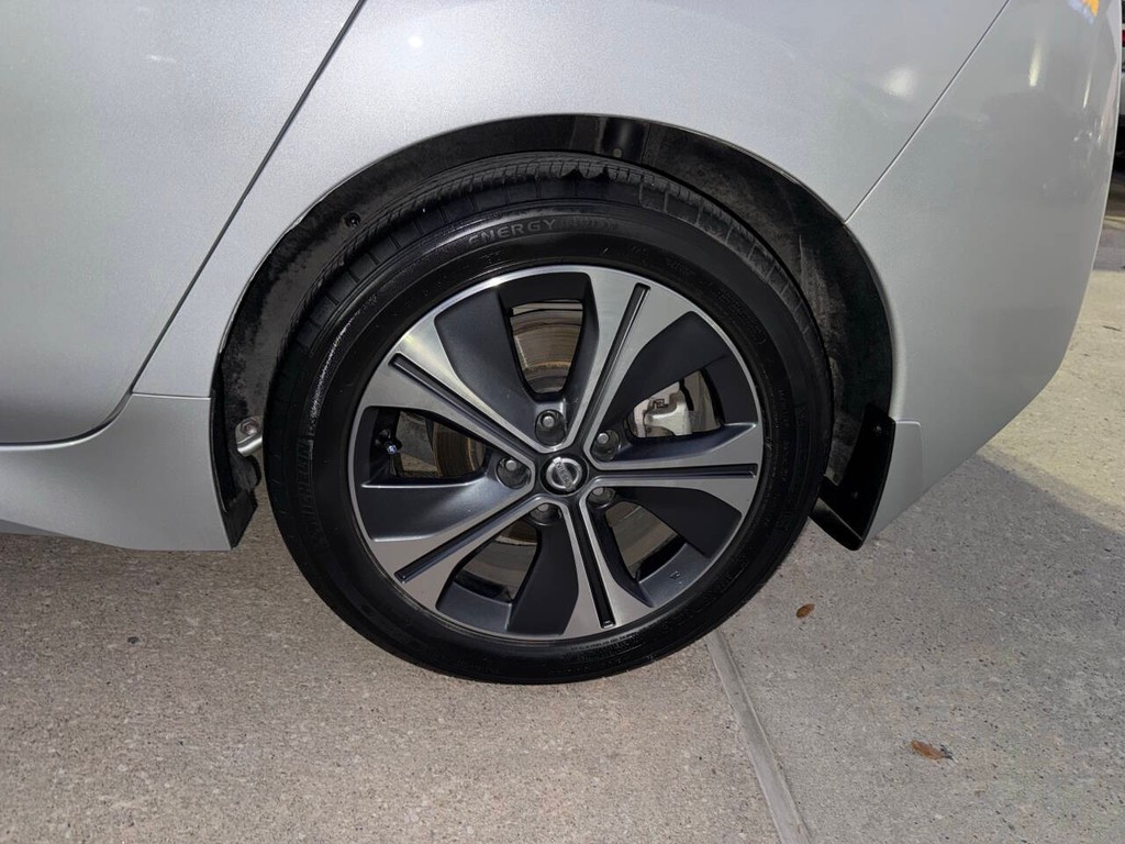 Nissan LEAF Vehicle Full-screen Gallery Image 35