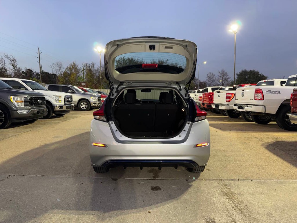 Nissan LEAF Vehicle Full-screen Gallery Image 37