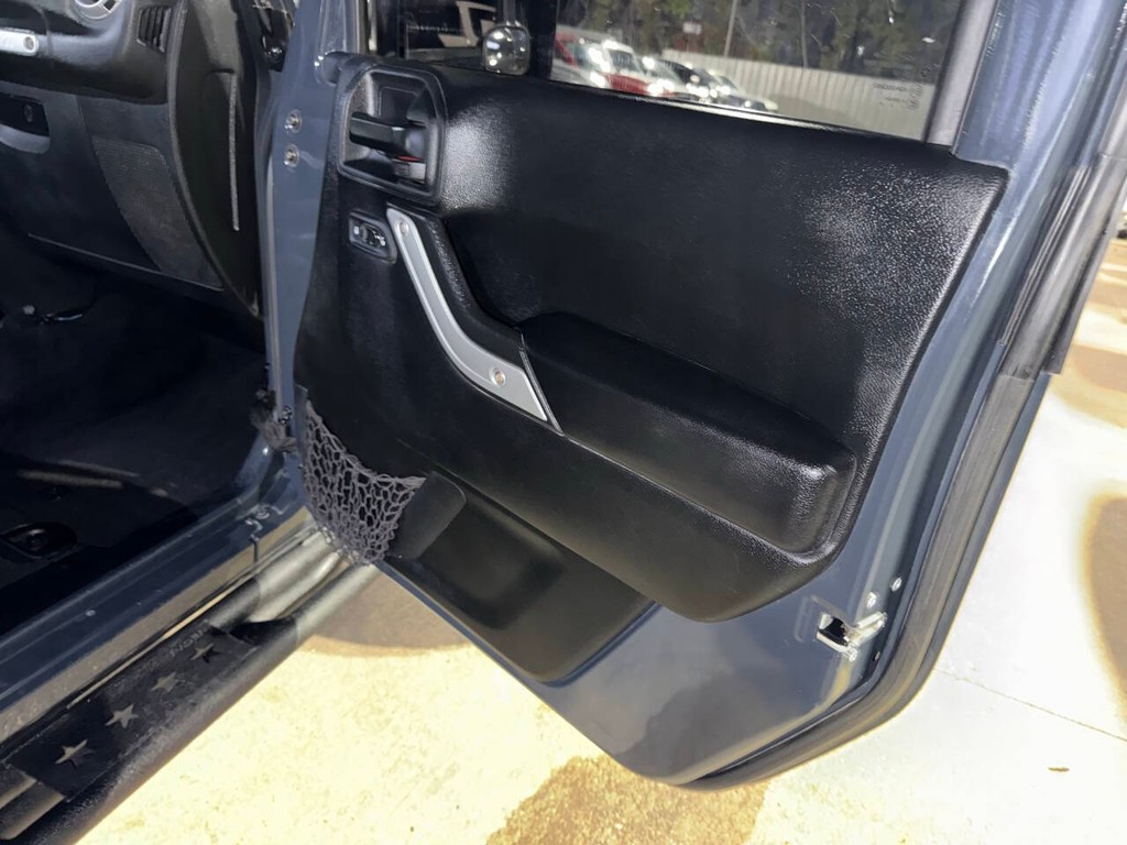 Jeep Wrangler Unlimited Vehicle Full-screen Gallery Image 11