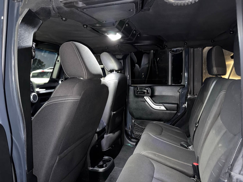 Jeep Wrangler Unlimited Vehicle Full-screen Gallery Image 12
