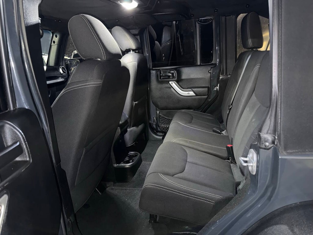 Jeep Wrangler Unlimited Vehicle Full-screen Gallery Image 13