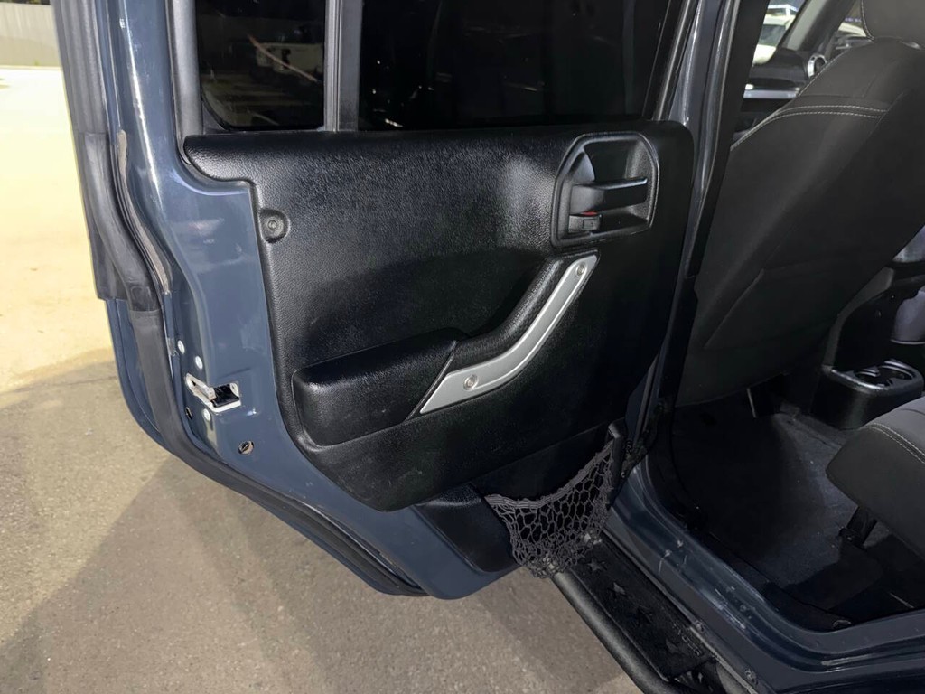 Jeep Wrangler Unlimited Vehicle Full-screen Gallery Image 14