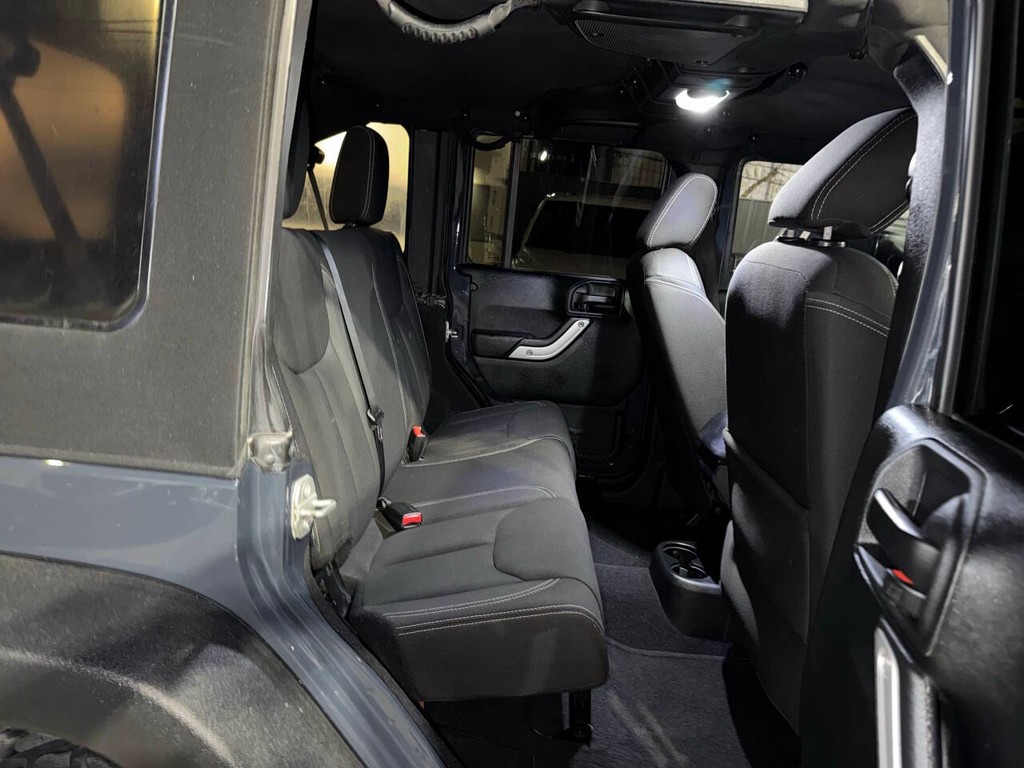 Jeep Wrangler Unlimited Vehicle Full-screen Gallery Image 15