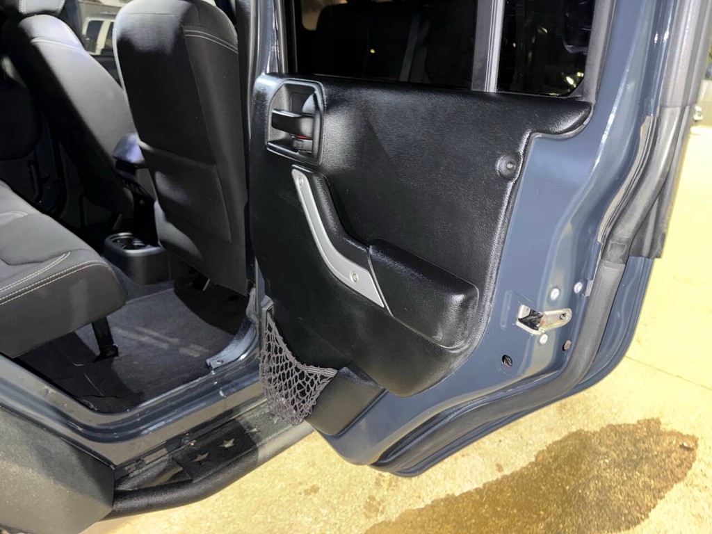 Jeep Wrangler Unlimited Vehicle Full-screen Gallery Image 16