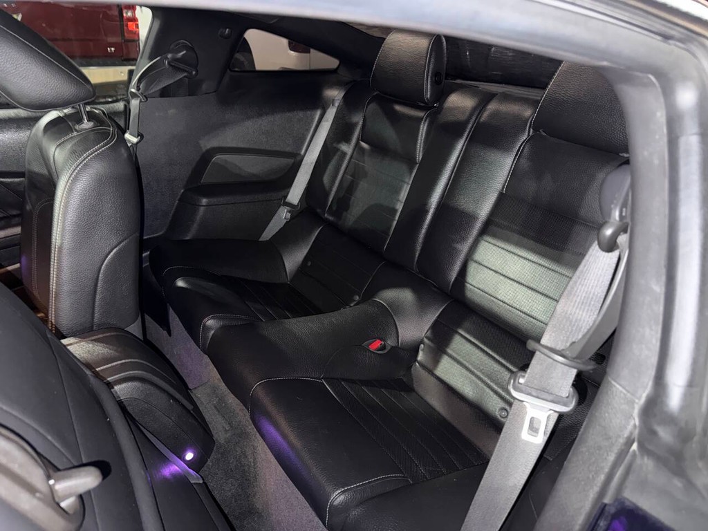 Ford Mustang Vehicle Full-screen Gallery Image 08