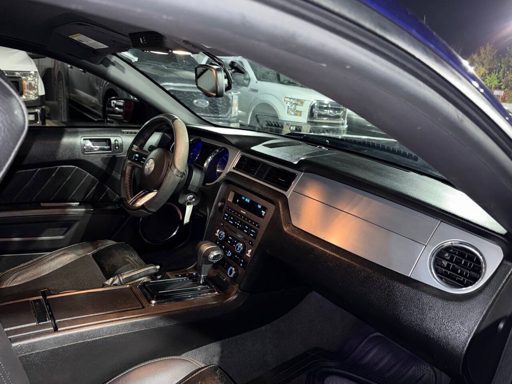 Ford Mustang Vehicle Full-screen Gallery Image 10