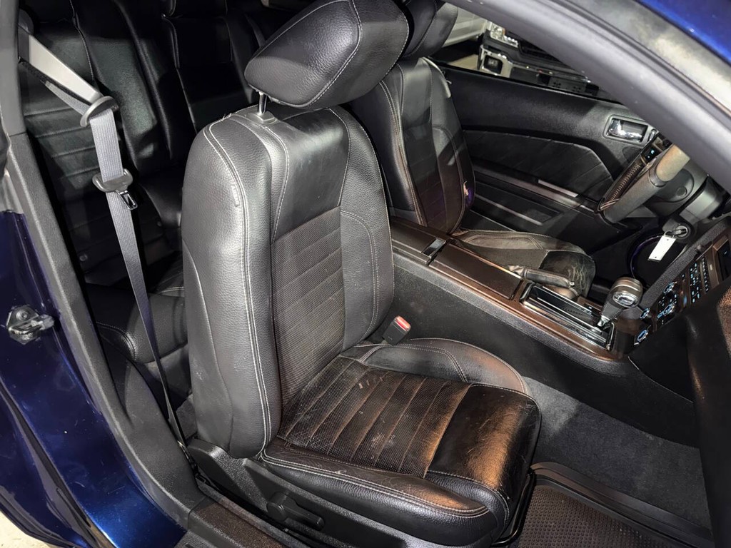 Ford Mustang Vehicle Full-screen Gallery Image 11