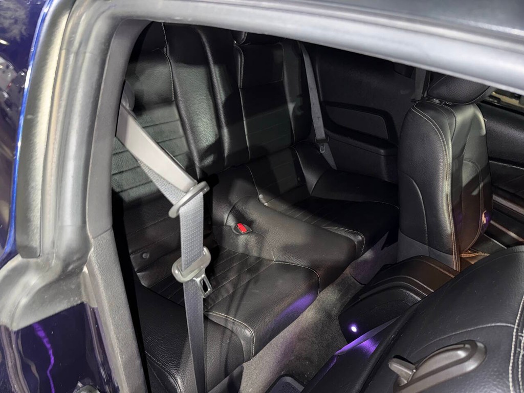 Ford Mustang Vehicle Full-screen Gallery Image 12