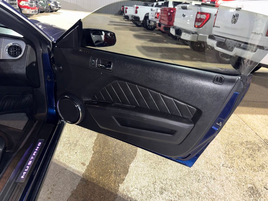 Ford Mustang Vehicle Full-screen Gallery Image 13