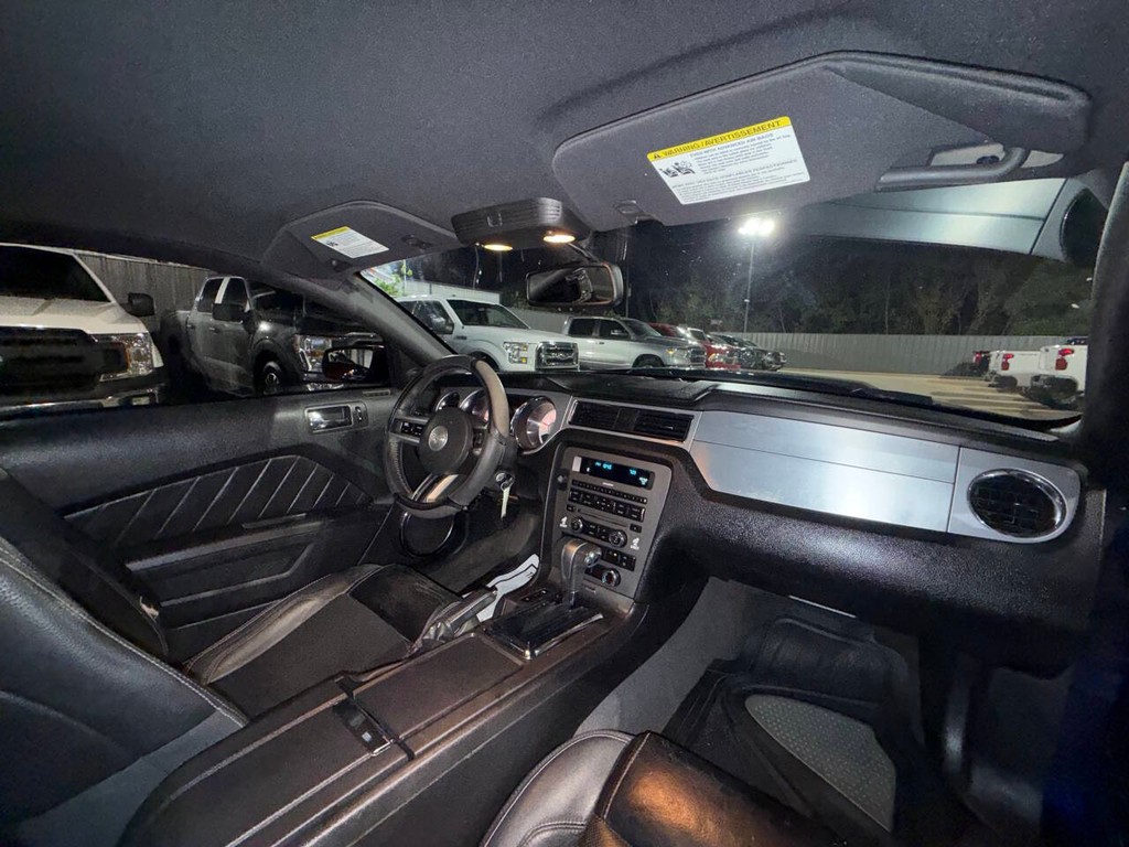 Ford Mustang Vehicle Full-screen Gallery Image 15