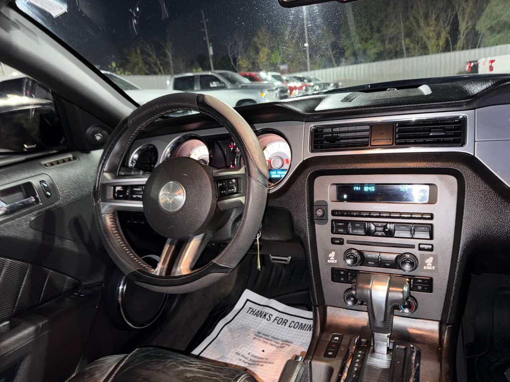 Ford Mustang Vehicle Full-screen Gallery Image 16