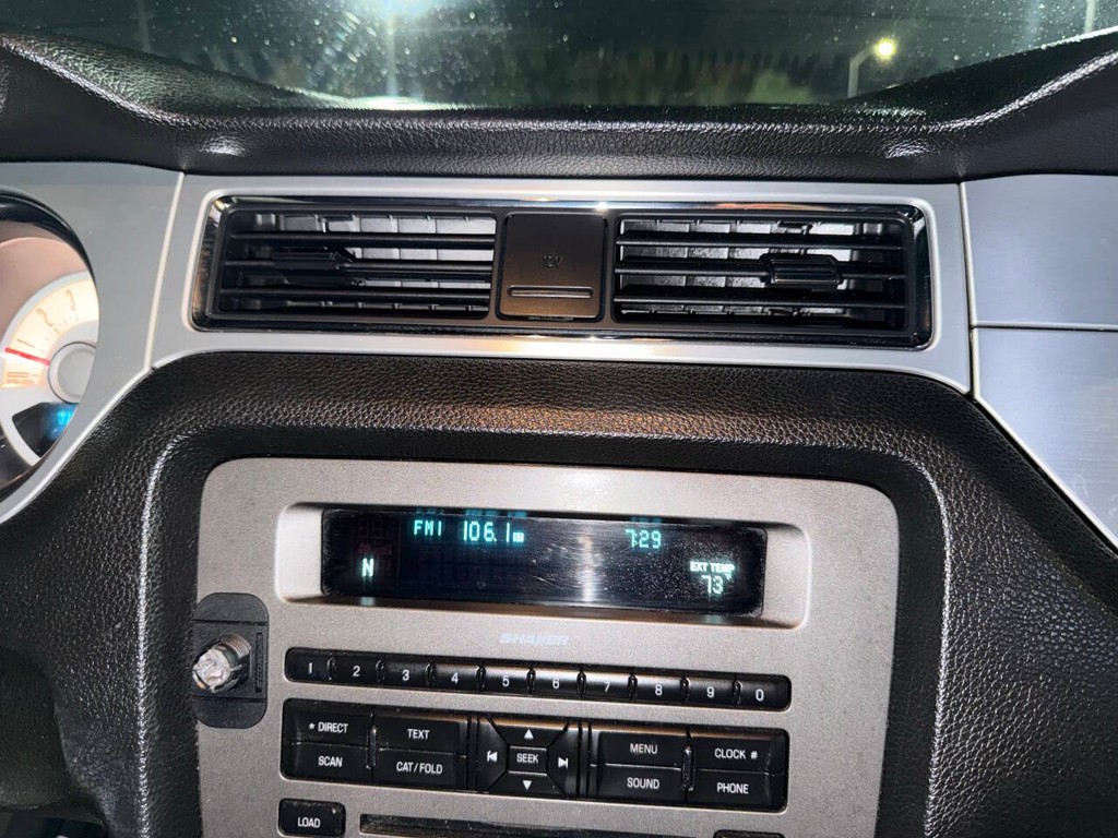 Ford Mustang Vehicle Full-screen Gallery Image 20