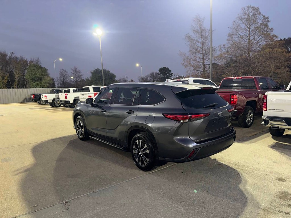 Toyota Highlander Vehicle Full-screen Gallery Image 04