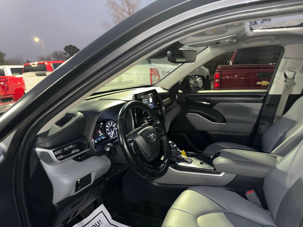 Toyota Highlander Vehicle Full-screen Gallery Image 06