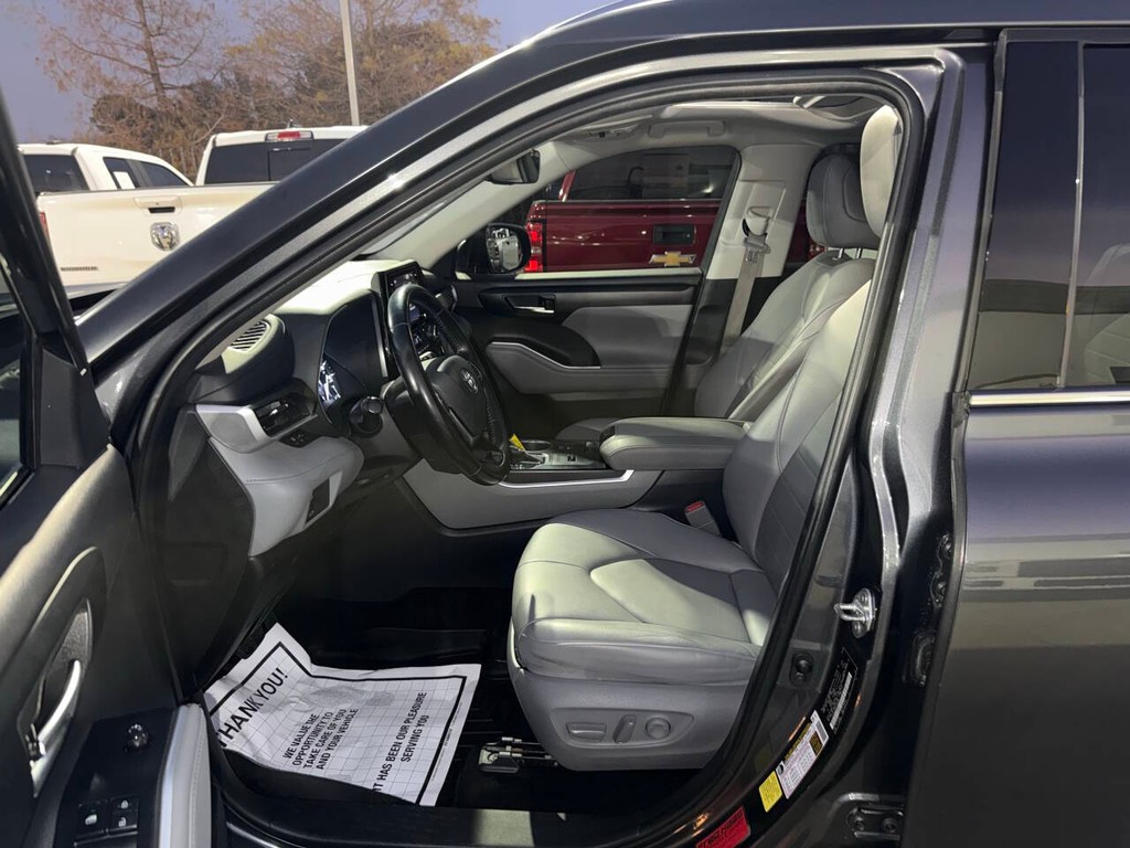 Toyota Highlander Vehicle Full-screen Gallery Image 07