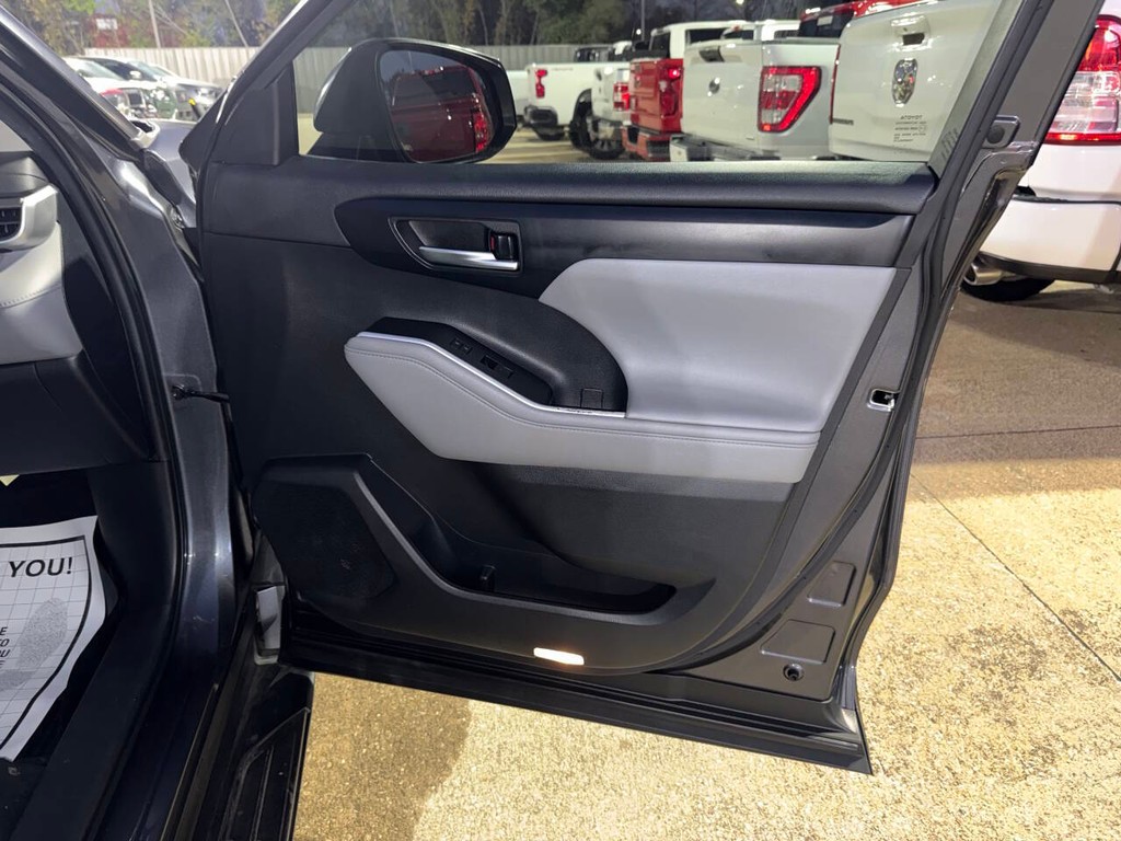 Toyota Highlander Vehicle Full-screen Gallery Image 11