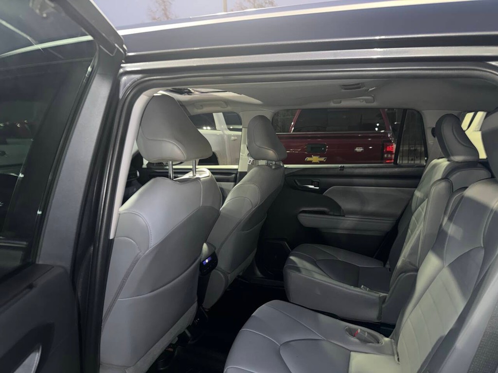 Toyota Highlander Vehicle Full-screen Gallery Image 12
