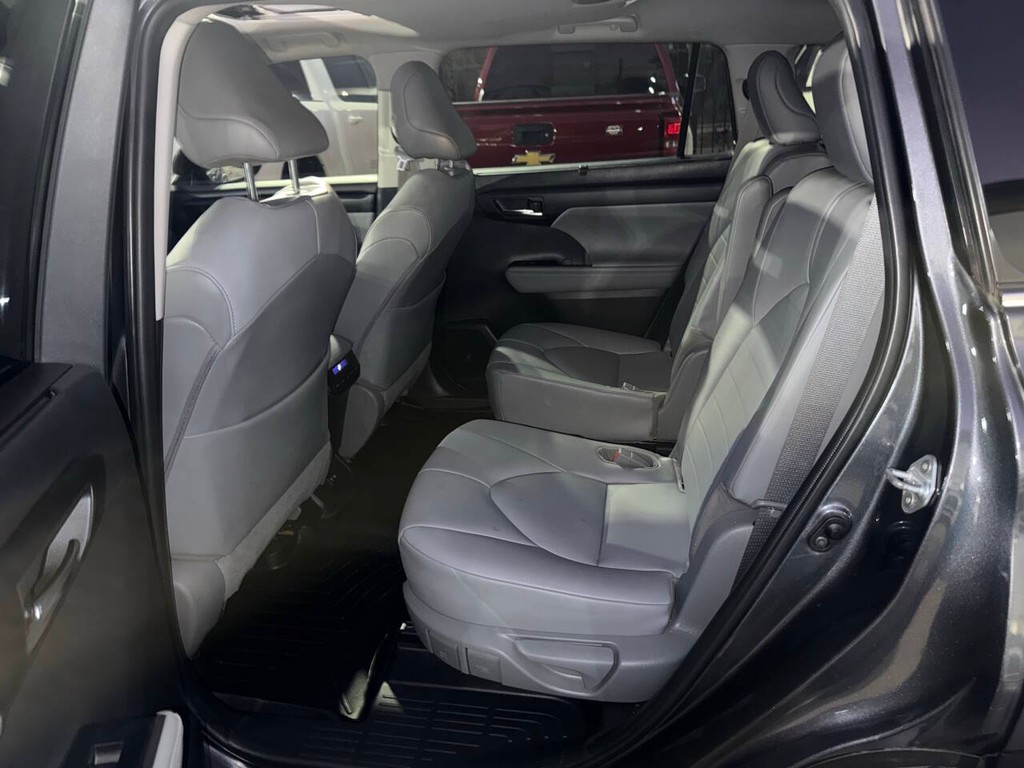 Toyota Highlander Vehicle Full-screen Gallery Image 13