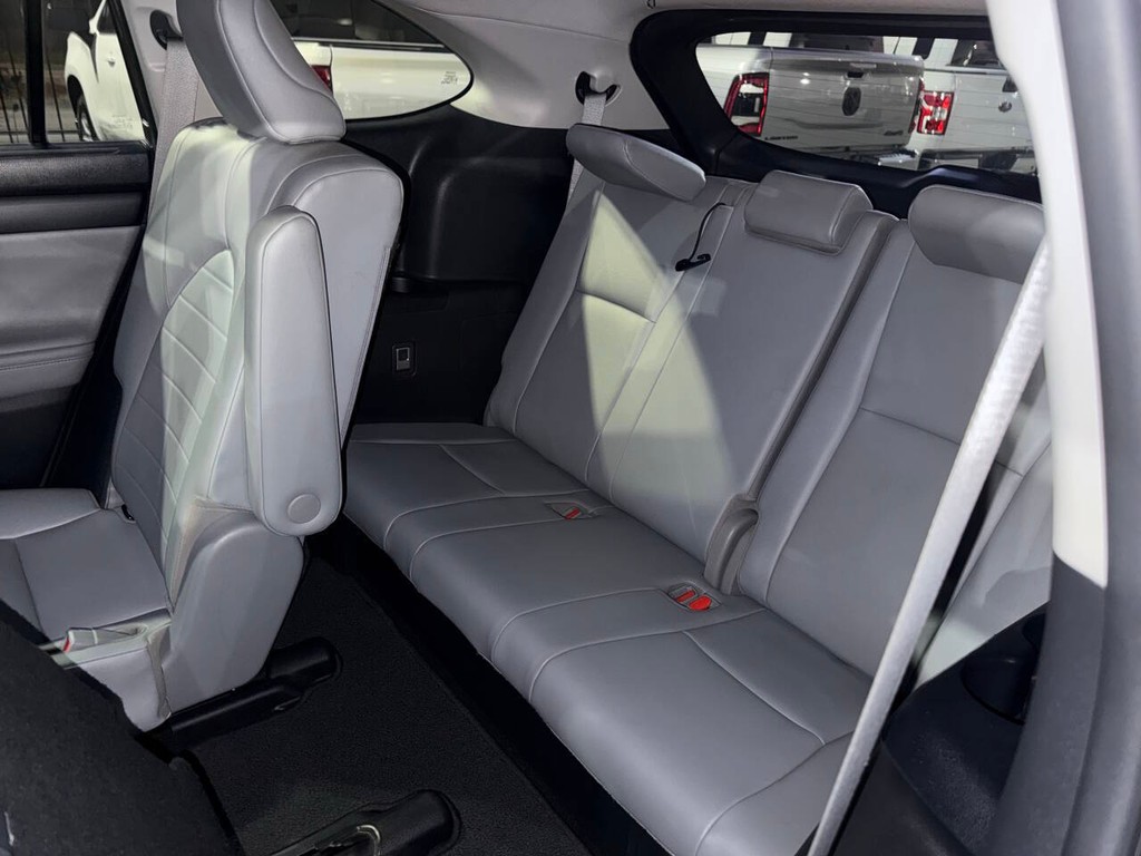 Toyota Highlander Vehicle Full-screen Gallery Image 14