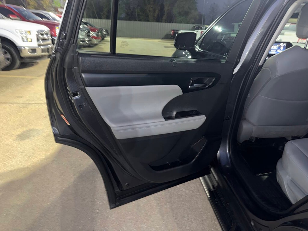 Toyota Highlander Vehicle Full-screen Gallery Image 15