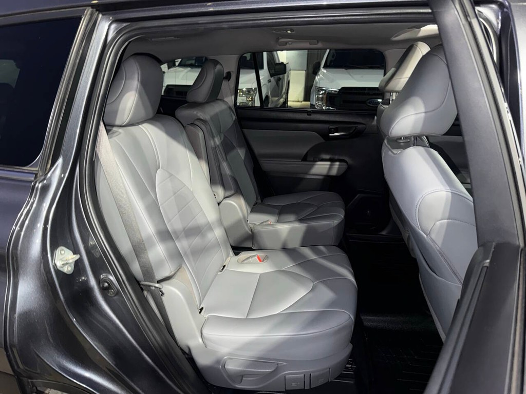 Toyota Highlander Vehicle Full-screen Gallery Image 16