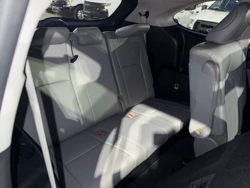 Toyota Highlander Vehicle Full-screen Gallery Image 17