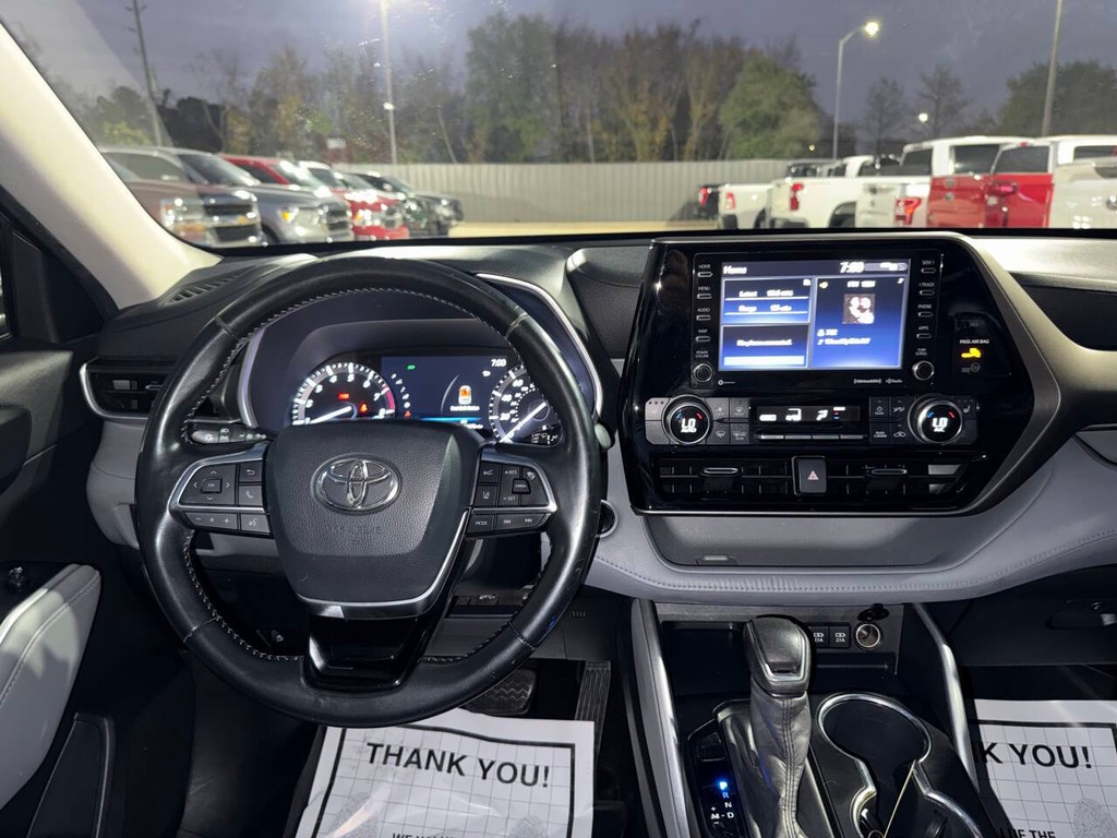 Toyota Highlander Vehicle Full-screen Gallery Image 23