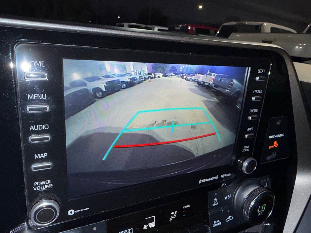 Toyota Highlander Vehicle Full-screen Gallery Image 28