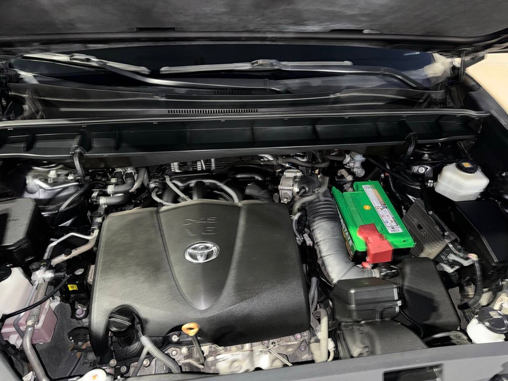 Toyota Highlander Vehicle Full-screen Gallery Image 36