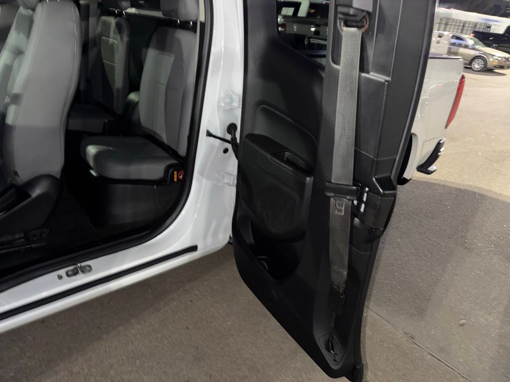 Chevrolet Colorado Vehicle Full-screen Gallery Image 13