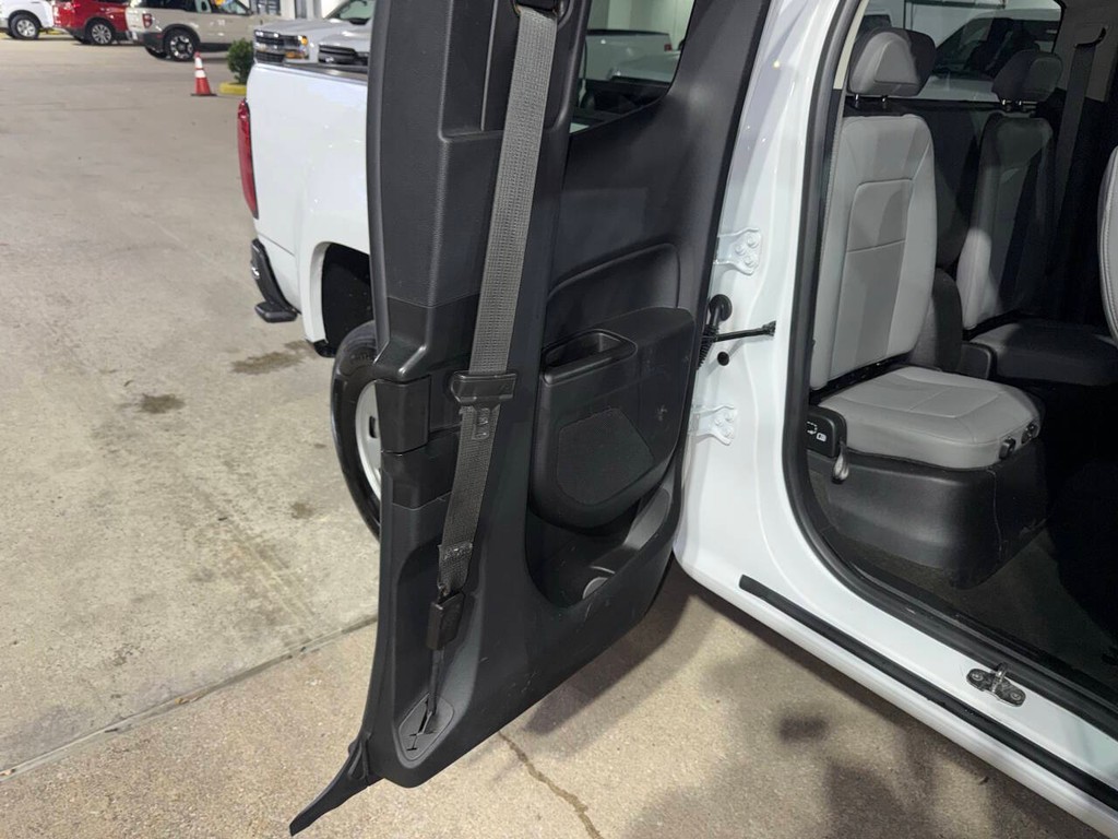 Chevrolet Colorado Vehicle Full-screen Gallery Image 16