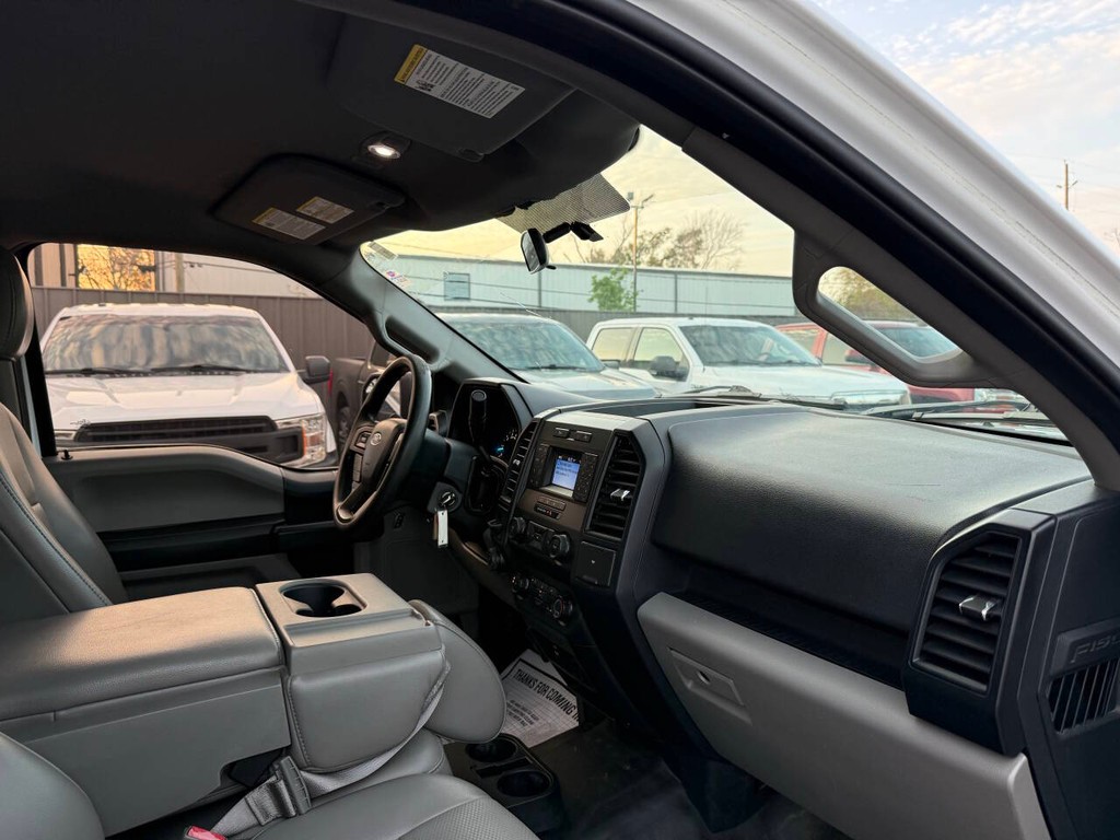 Ford F-150 Vehicle Full-screen Gallery Image 09