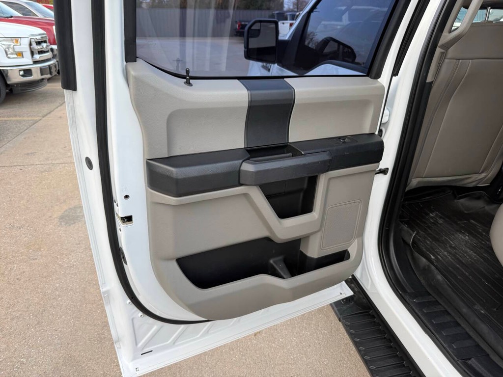 Ford F-150 Vehicle Full-screen Gallery Image 14