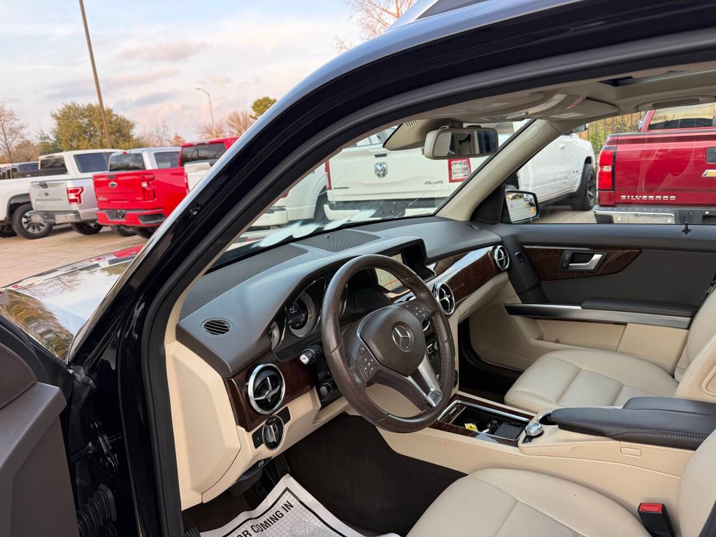 Mercedes-Benz GLK-Class Vehicle Full-screen Gallery Image 06