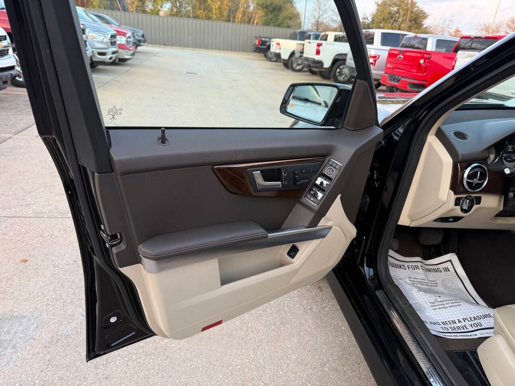 Mercedes-Benz GLK-Class Vehicle Full-screen Gallery Image 08