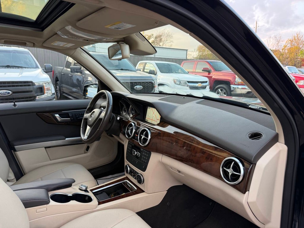 Mercedes-Benz GLK-Class Vehicle Full-screen Gallery Image 09