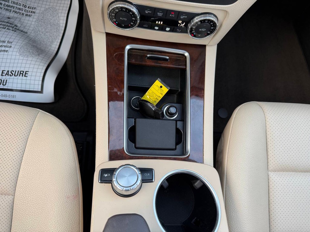 Mercedes-Benz GLK-Class Vehicle Full-screen Gallery Image 29