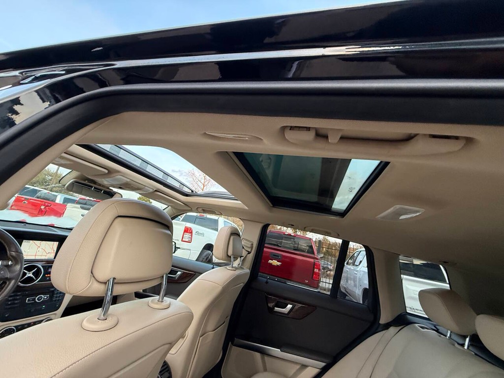 Mercedes-Benz GLK-Class Vehicle Full-screen Gallery Image 32